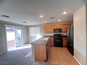 5760 Rose Tiara Dr in Las Vegas, NV - Building Photo - Building Photo