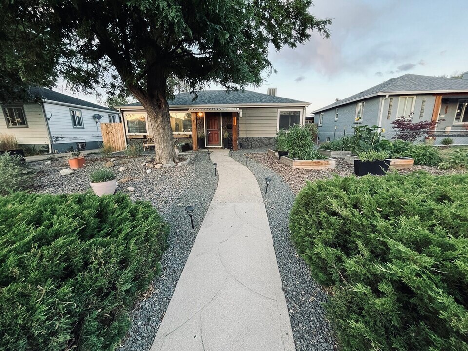 2048 Hanover St in Aurora, CO - Foto de edificio