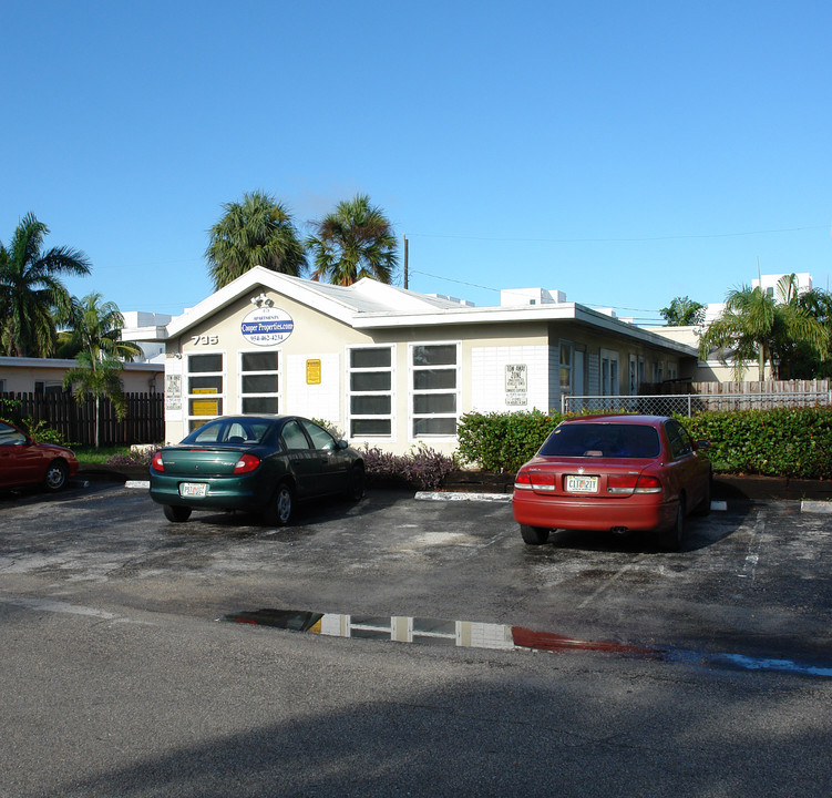 735 NE 5th Ave in Fort Lauderdale, FL - Foto de edificio