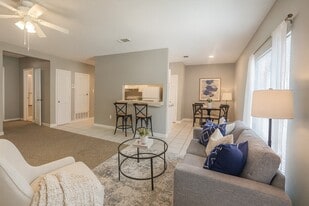 South Palm Villas in Biloxi, MS - Building Photo