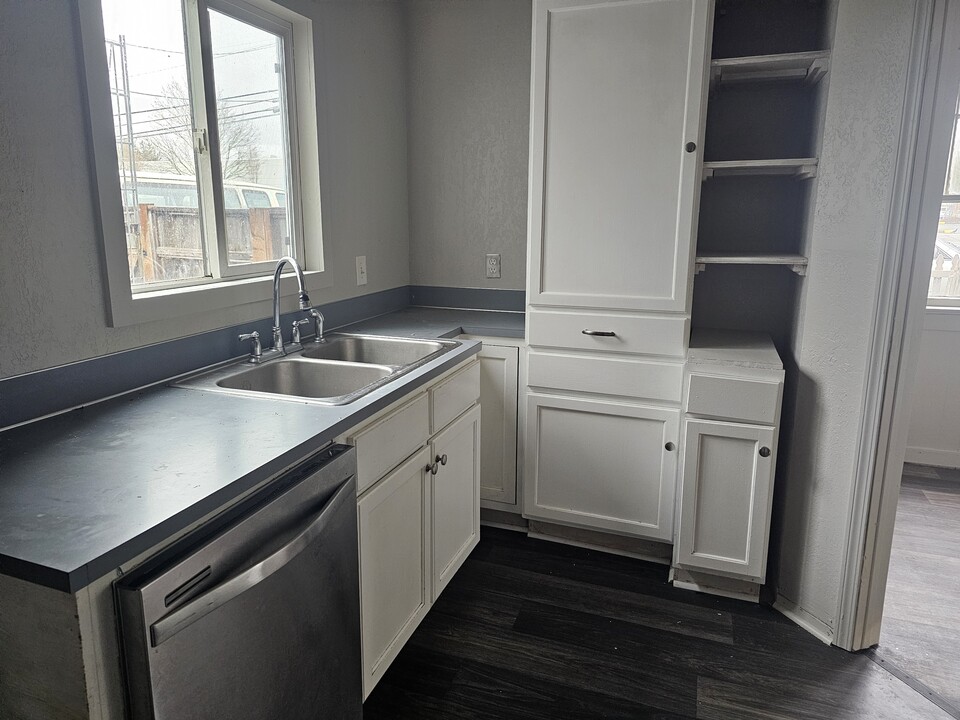 1930 Lana Ave NE in Salem, OR - Building Photo