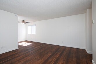 Twin Oaks Apartments in Chula Vista, CA - Building Photo - Building Photo