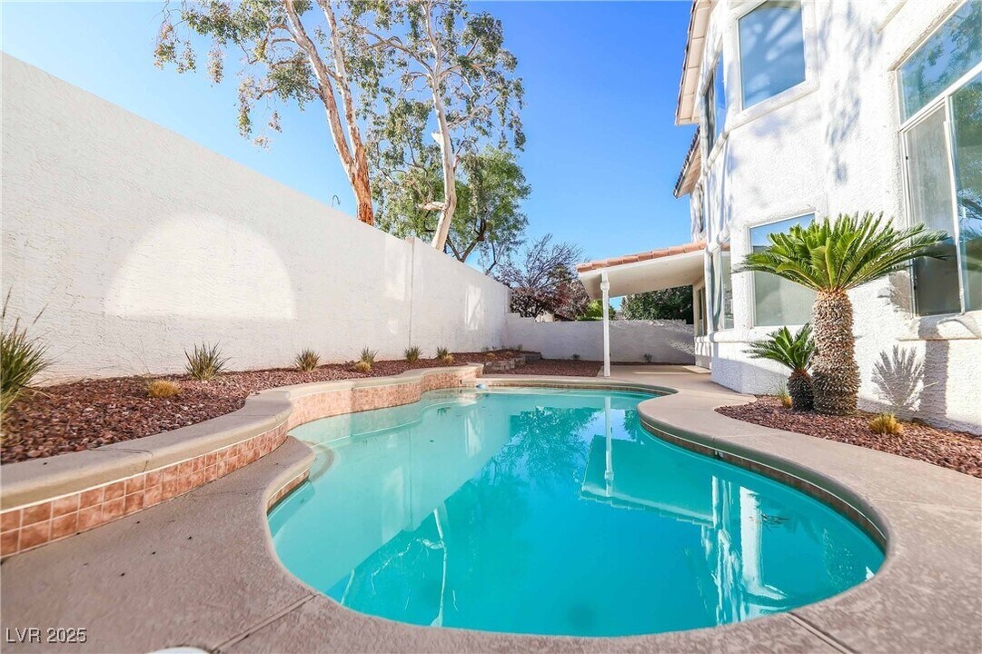 3045 Sunrise Heights Dr in Henderson, NV - Building Photo