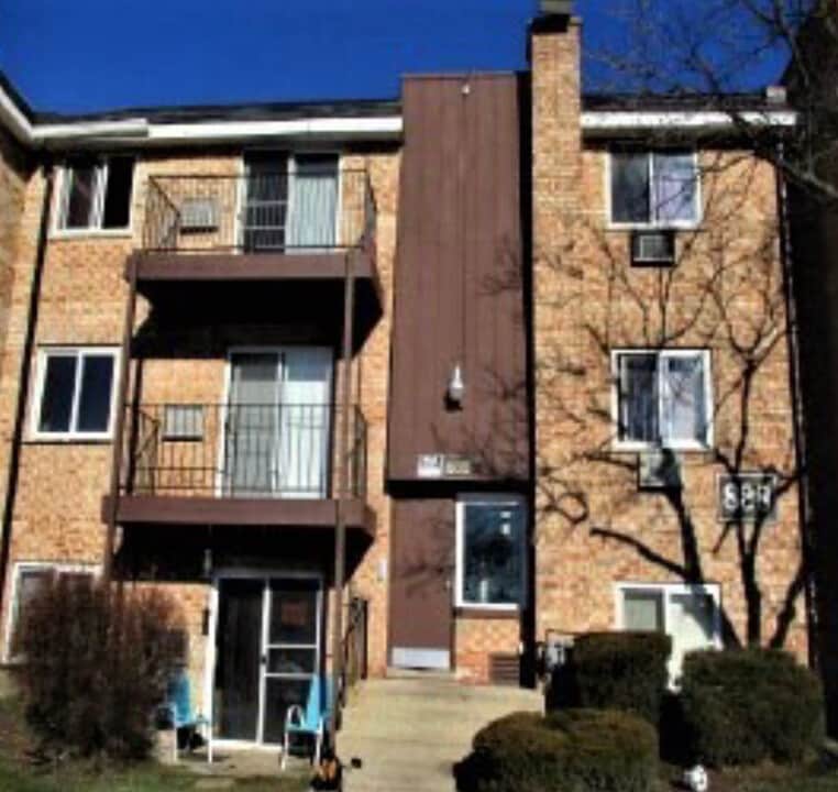 827 College Blvd in Addison, IL - Building Photo