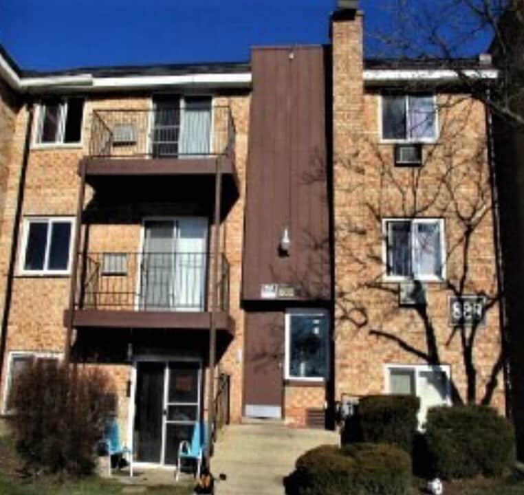 827 College Blvd, Unit 101 in Addison, IL - Building Photo