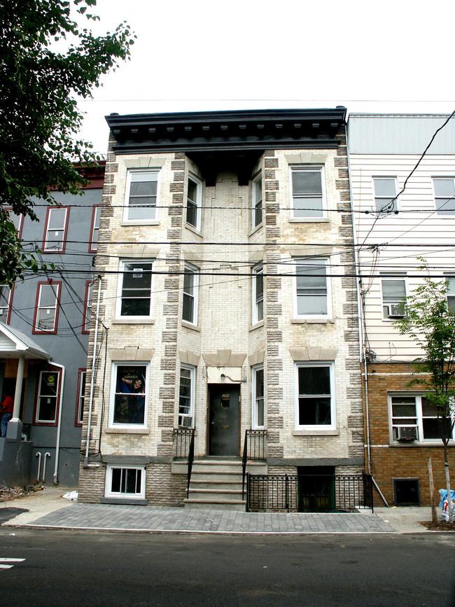 211 Webster Ave in Jersey City, NJ - Building Photo - Building Photo