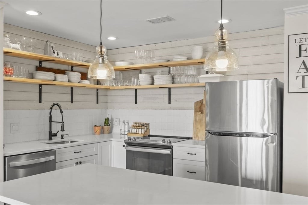 1004 Paradise Rd in Swampscott, MA - Building Photo