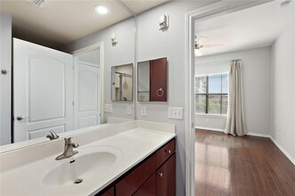 2505 San Gabriel, Unit 408 in Austin, TX - Foto de edificio - Building Photo