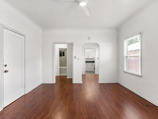 1115 E Broadway, Unit 04 in Long Beach, CA - Building Photo - Building Photo