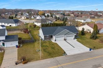 843 Redhawk Dr in Pulaski, WI - Building Photo - Building Photo