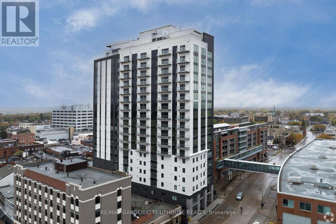 57 Carlisle St in St Catharines, ON - Building Photo