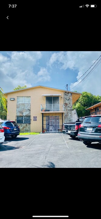 564 NW 35th St in Miami, FL - Foto de edificio