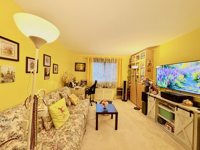 35 Lawrence Dr, Unit NA in White Plains, NY - Building Photo - Building Photo