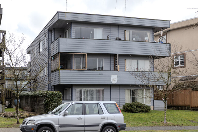 2124 Triumph St in Vancouver, BC - Building Photo - Primary Photo