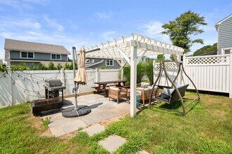 33 Billow Rd in Old Lyme, CT - Foto de edificio - Building Photo