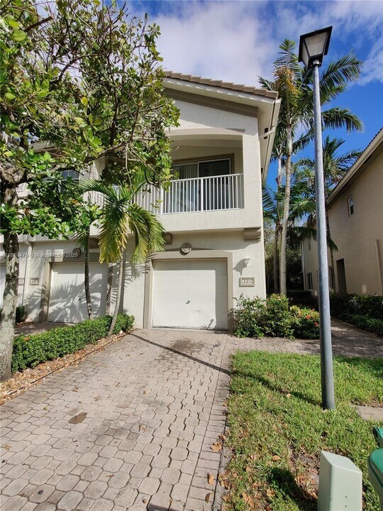 3211 Laurel Ridge Cir in Riviera Beach, FL - Building Photo