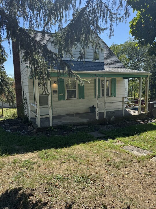 1226 Cloverfield Dr in Pittsburgh, PA - Building Photo