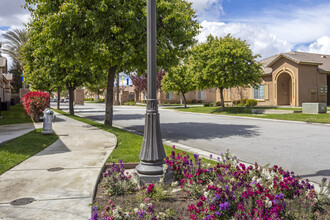 Jasmine Parke in Bakersfield, CA - Foto de edificio - Building Photo