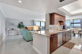5460 N Ocean Dr, Unit 7A in Riviera Beach, FL - Building Photo - Building Photo