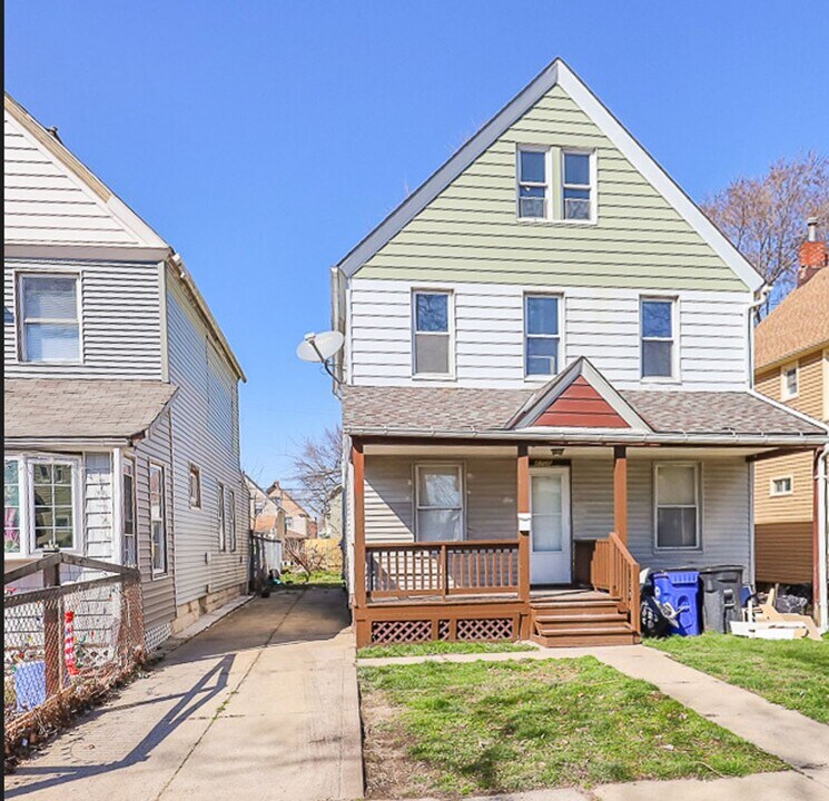 8700 Willard Ave-Unit -Upstairs in Cleveland, OH - Building Photo
