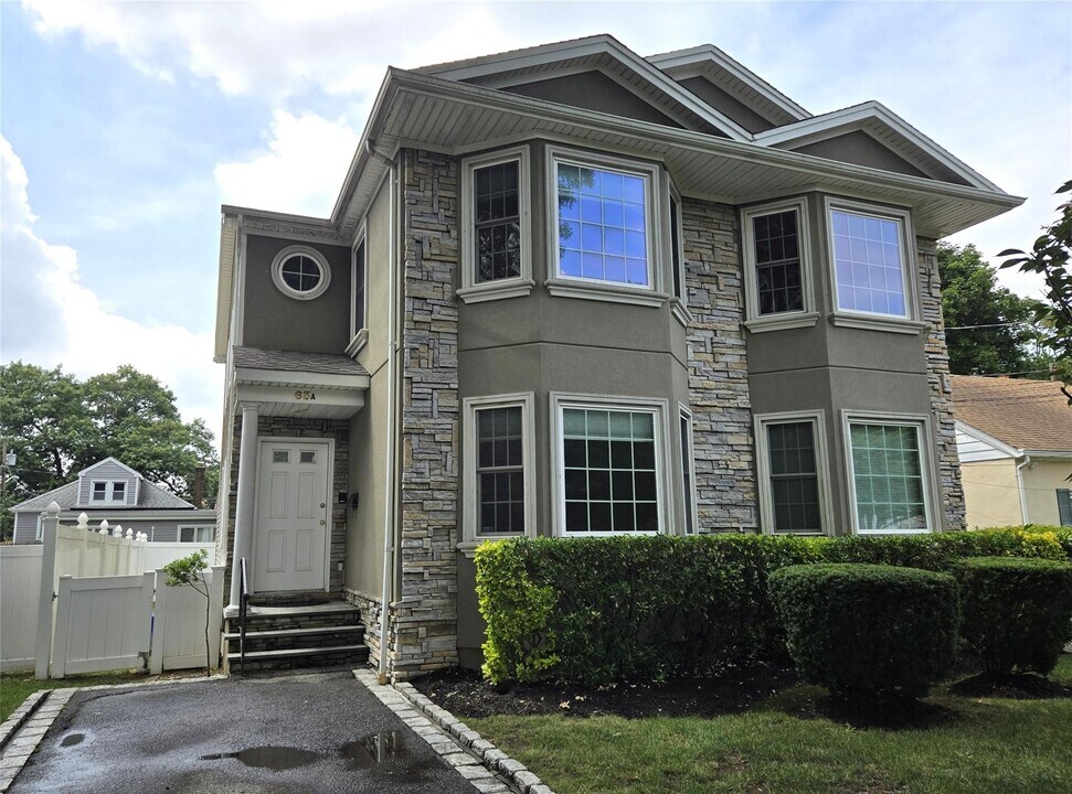 63 Dunwood Rd in Port Washington, NY - Building Photo