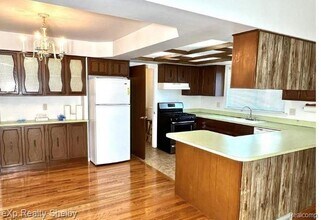 13770 White Cap Dr in Sterling Heights, MI - Building Photo - Building Photo