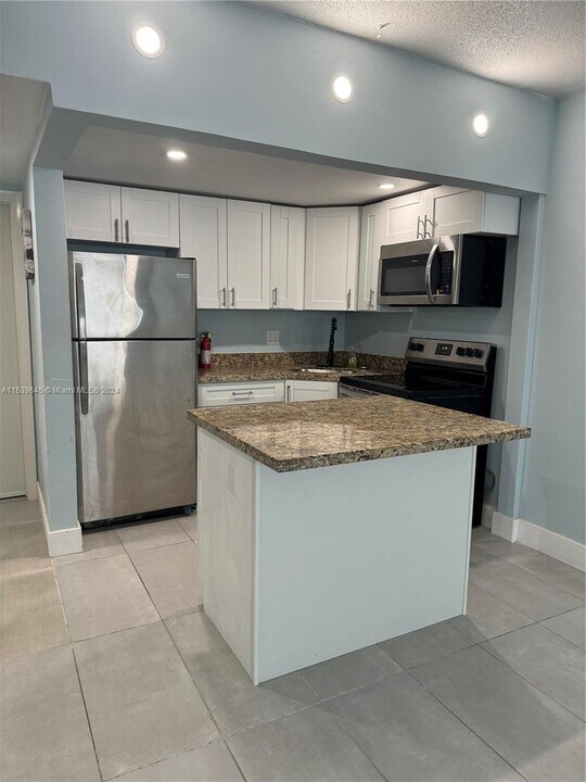 260 S Cypress Rd in Pompano Beach, FL - Building Photo