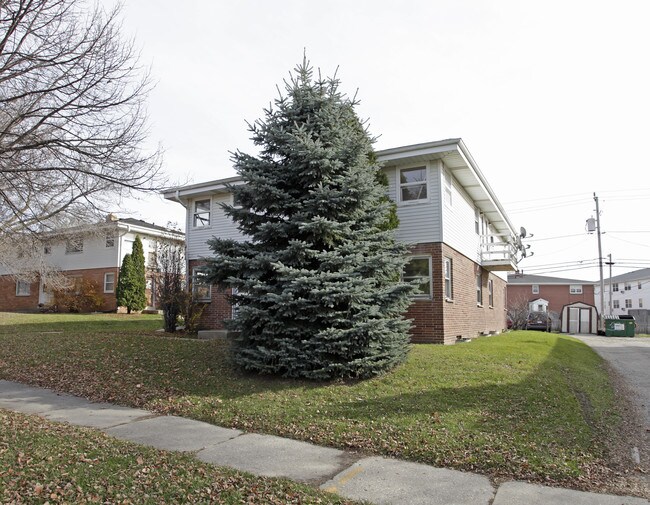 403 Dodie Dr in Waukesha, WI - Foto de edificio - Building Photo