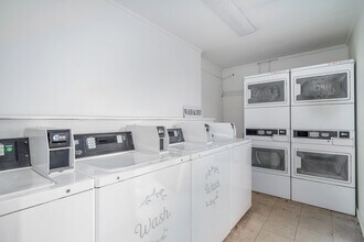 Aristocrat Apartments in San Antonio, TX - Foto de edificio - Building Photo