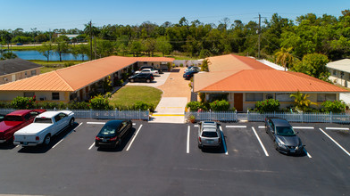 4520 Gulfstream Dr in Naples, FL - Foto de edificio - Primary Photo