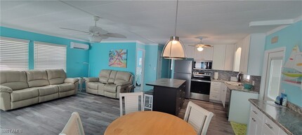 4701 Kahlua Ln in Bonita Springs, FL - Foto de edificio - Building Photo