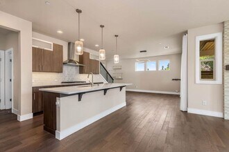 13757 NE 100th Ct in Kirkland, WA - Building Photo - Building Photo