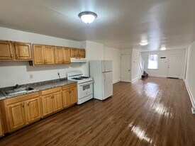 563 Lamberton St in Trenton, NJ - Building Photo