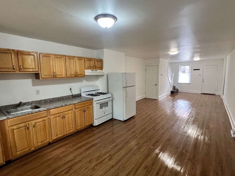 563 Lamberton St in Trenton, NJ - Building Photo