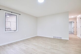 4934 Robin Dr in Omaha, NE - Building Photo - Building Photo