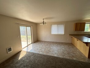 2236 SW Reindeer Ave in Redmond, OR - Building Photo - Building Photo