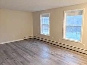 623B River Rd in Weare, NH - Foto de edificio - Building Photo