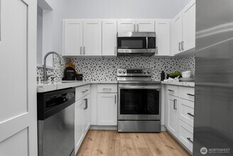 12905 126th Ct NE, Unit L205 in Kirkland, WA - Foto de edificio - Building Photo