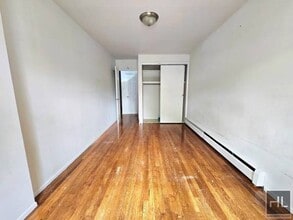 62 STREET in Queens, NY - Foto de edificio - Building Photo