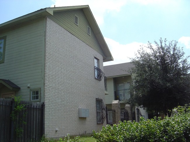 1830 N Fitzhugh Ave in Dallas, TX - Foto de edificio - Building Photo