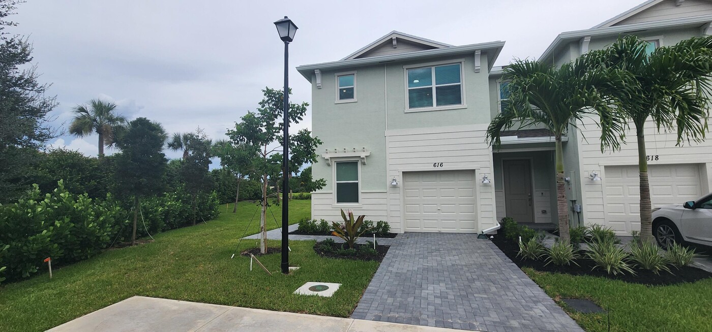 616 SE Lk Fls St in Port St. Lucie, FL - Building Photo