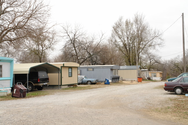 Rolling Green Mobile Home Park in Derby, KS - Building Photo - Building Photo