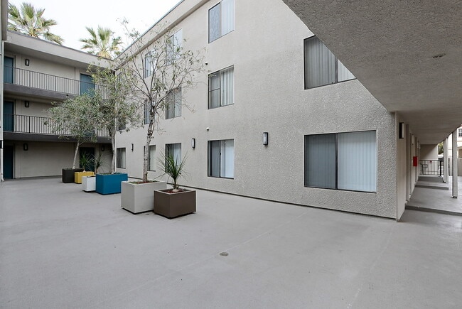 Windsor Court in Los Angeles, CA - Foto de edificio - Building Photo