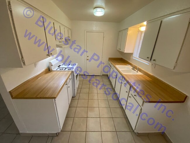 16014 Yucca St in Hesperia, CA - Building Photo - Building Photo