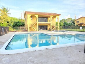 2743 NW 47th Terrace in Lauderdale Lakes, FL - Building Photo - Building Photo