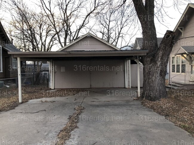 521 E Broadway St in Newton, KS - Building Photo - Building Photo