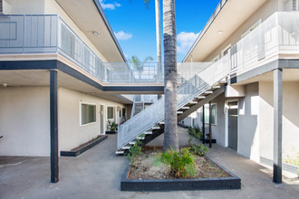 Hayvenhurst Place in Van Nuys, CA - Building Photo - Building Photo