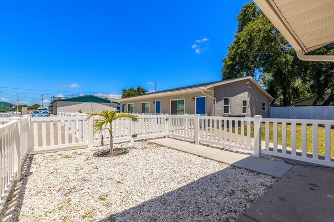 5652 River Rd in New Port Richey, FL - Building Photo - Building Photo