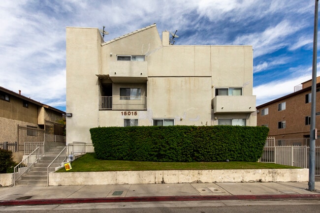 15015 Sherman Way in Van Nuys, CA - Foto de edificio - Building Photo