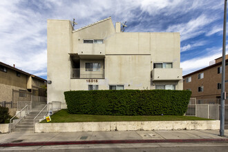 15015 Sherman Way in Van Nuys, CA - Building Photo - Building Photo